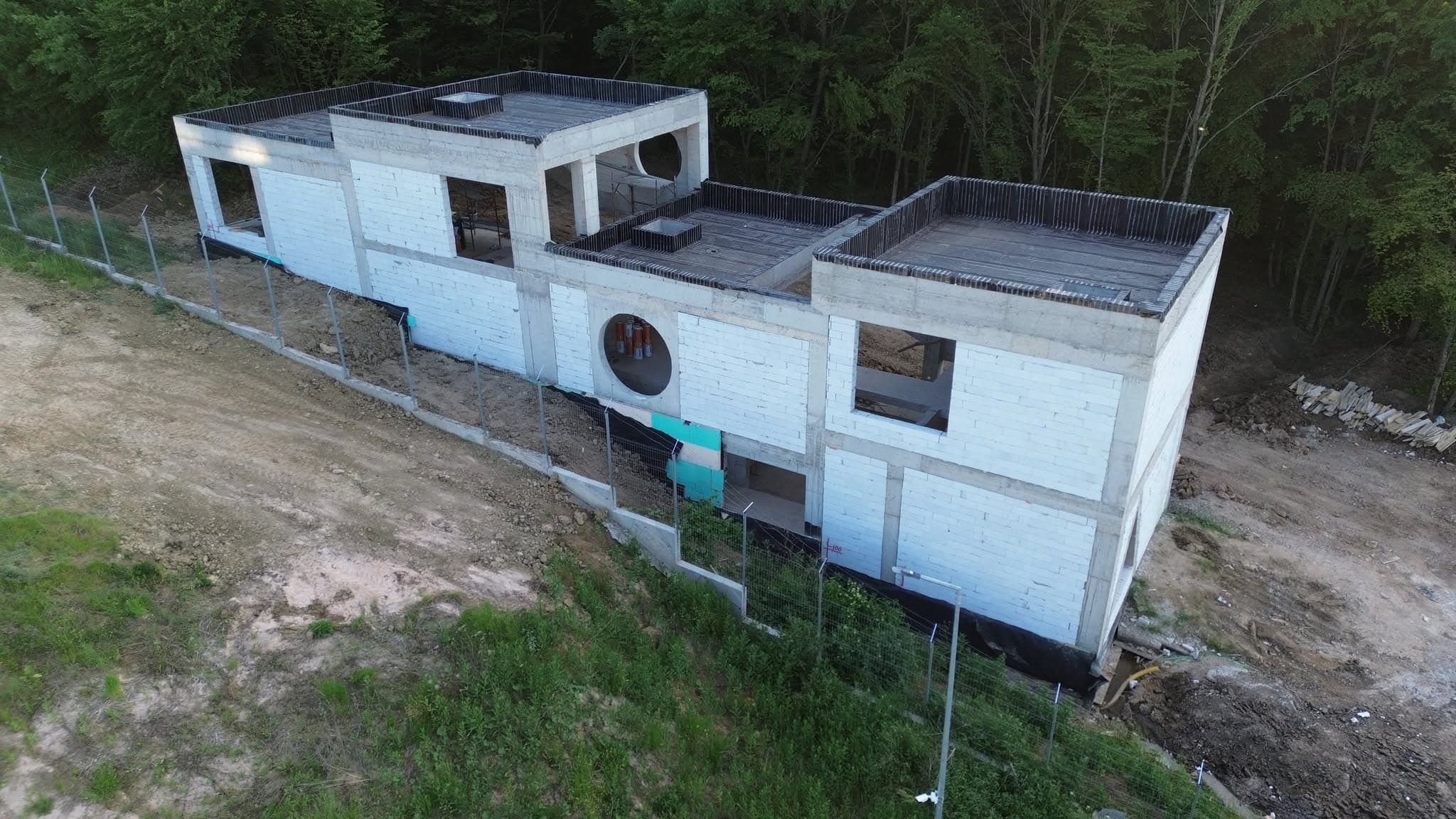Structura Școlii de Meserii ridicată la Florești — pereți de cărămidă, încă fără ferestre și fațadă.